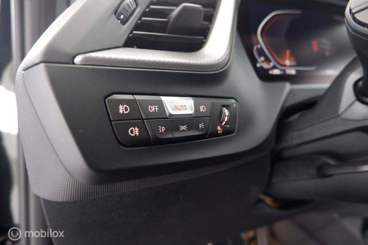 BMW 1 Serie BMW 1-serie 118i M-Sport Introduction Edition leer|panorama|led|cam|nav|dab|ecc|lmv17