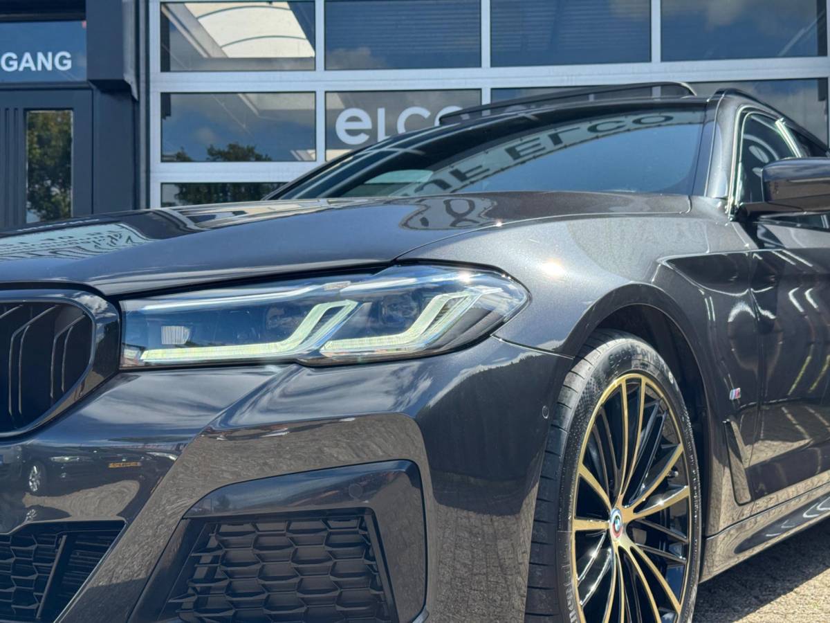 BMW 5 Serie BMW 5-serie Touring 530i M-Sport / Pano / ACC