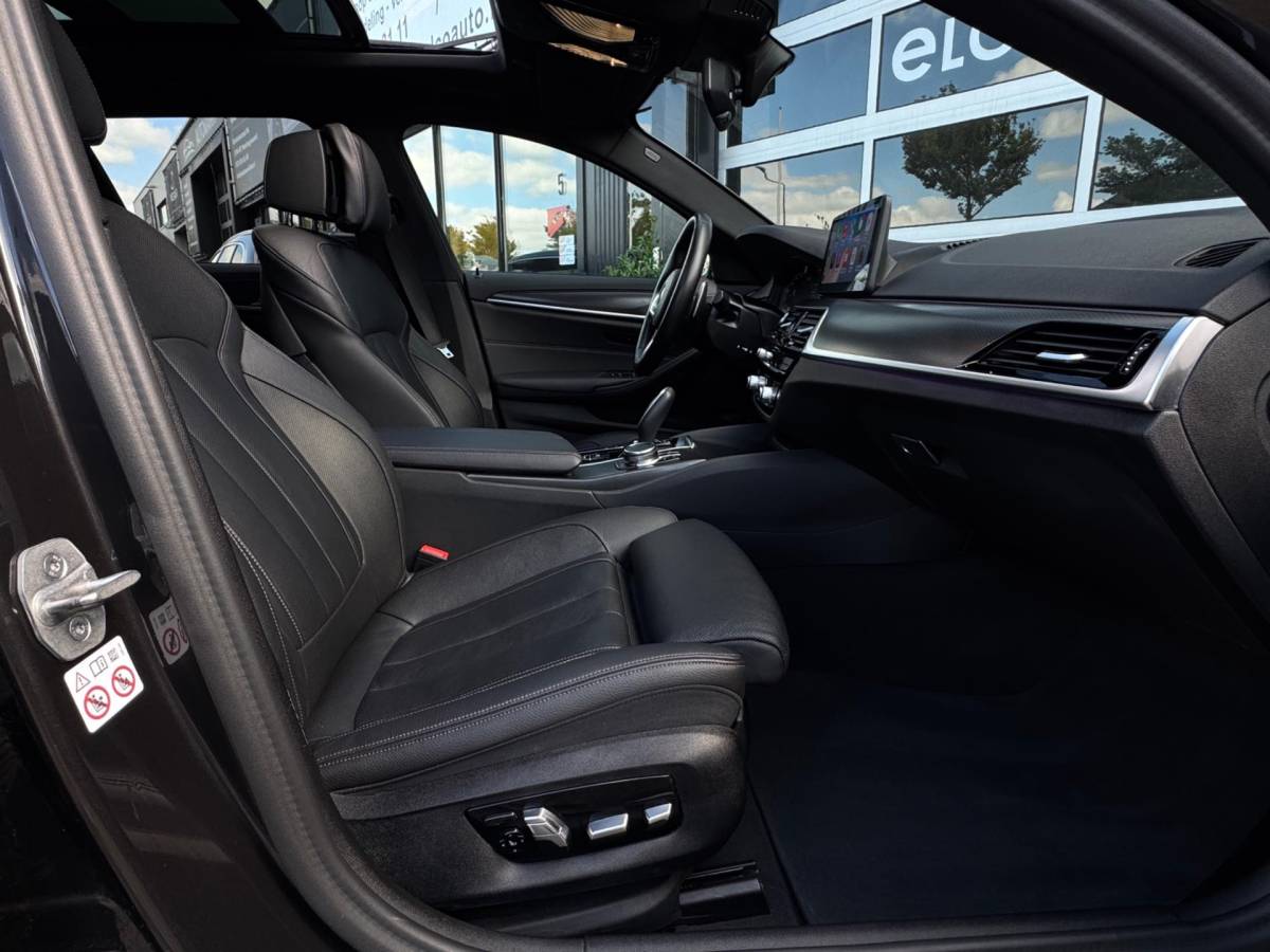 BMW 5 Serie BMW 5-serie Touring 530i M-Sport / Pano / ACC