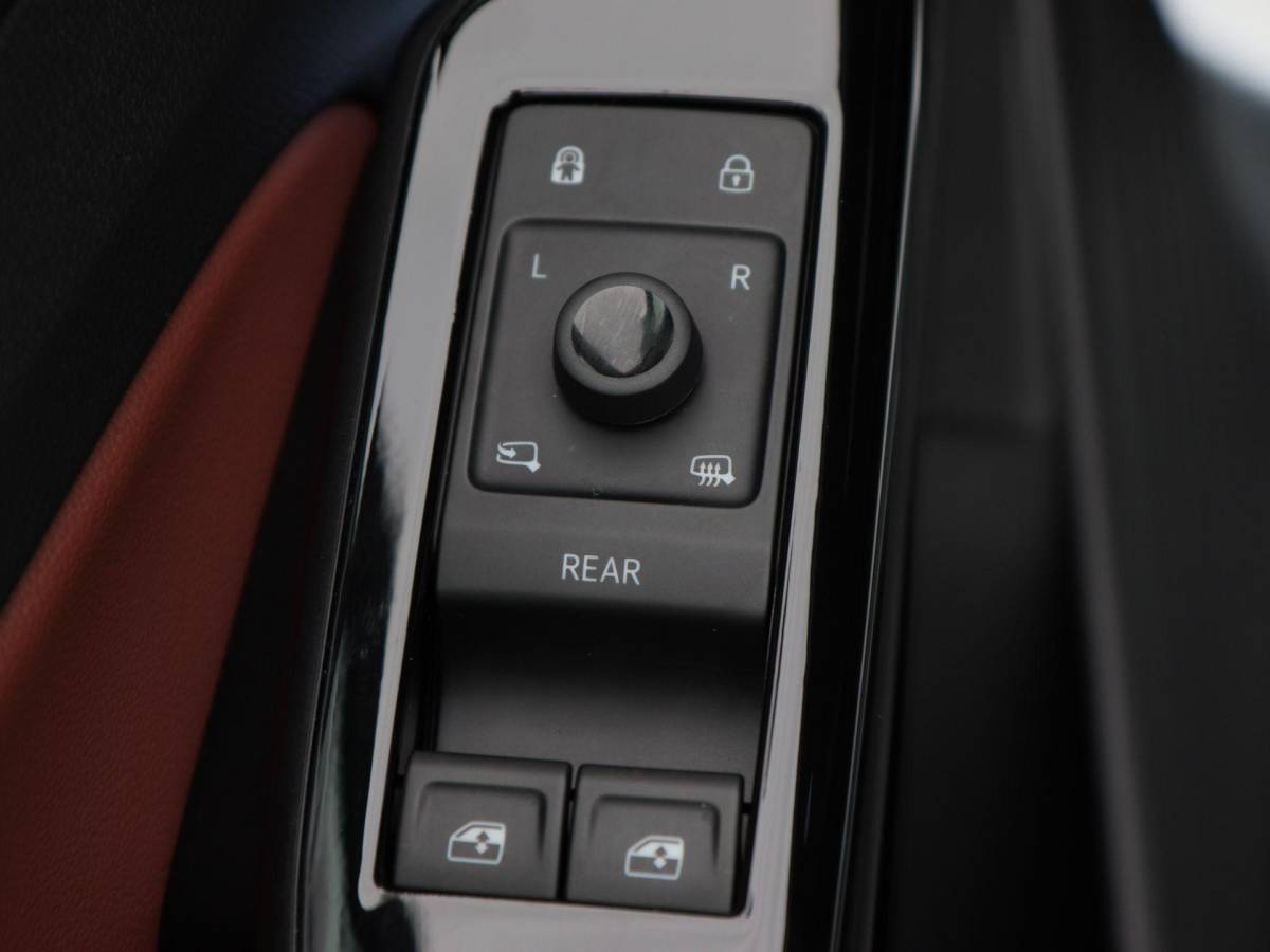 Volkswagen ID.4 Volkswagen ID.4 Business 77 kWh 204 Pk | Adaptive Cruise | Climate Control | Stoelverwarming | Navigatie | Camera | Carplay | 19 Inch | 40.715 Km!!