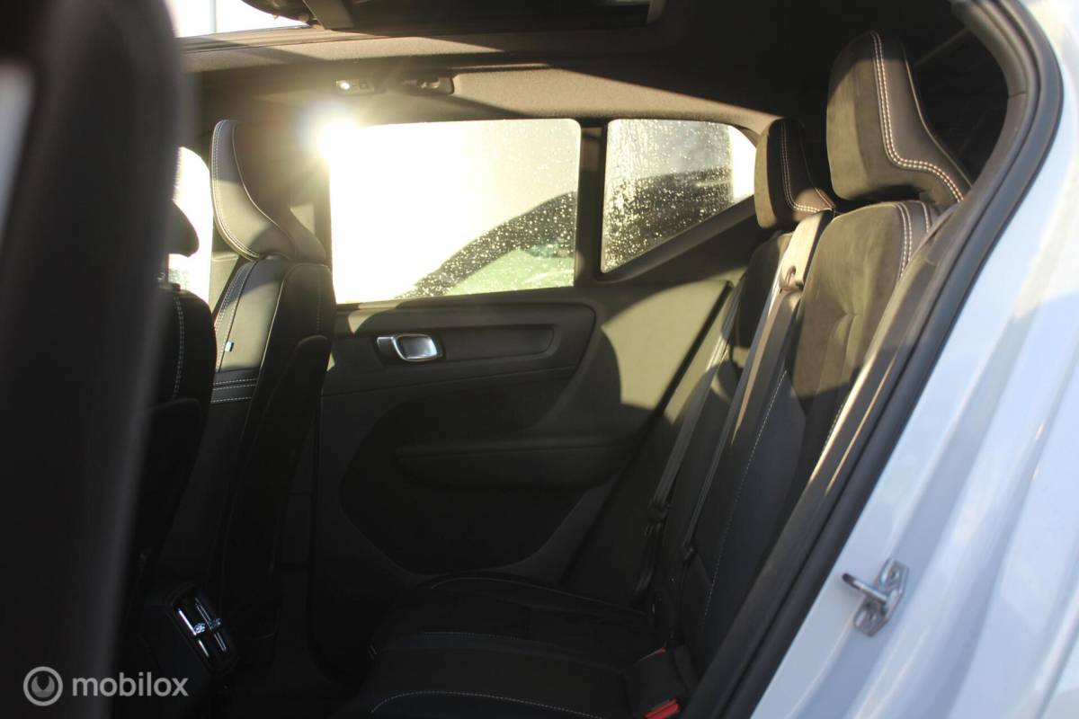 Volvo XC40 Volvo XC40 1.5 T3 R-Design Panodak/19Inch/Camera360/H&K/ACC/Trekhaak