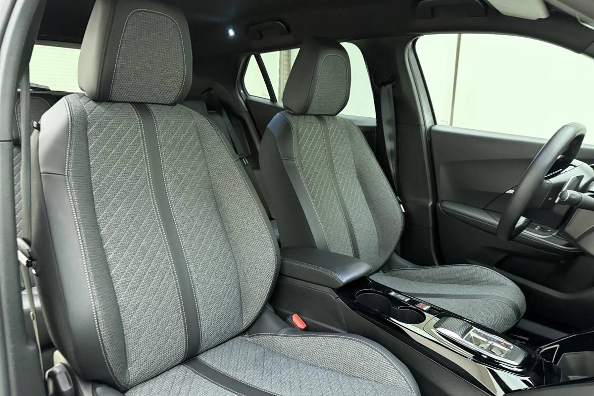 Peugeot 2008 Peugeot 2008 1.2 Hybrid 136 Allure | Achteruitrijcamera | Cruise control | keyless entry | Navigatie | Extra getint |