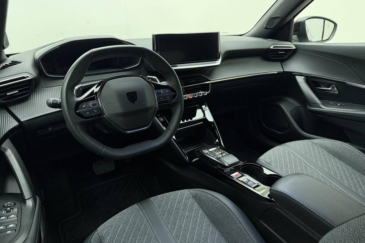 Peugeot 2008 Peugeot 2008 1.2 Hybrid 136 Allure | Achteruitrijcamera | Cruise control | keyless entry | Navigatie | Extra getint |