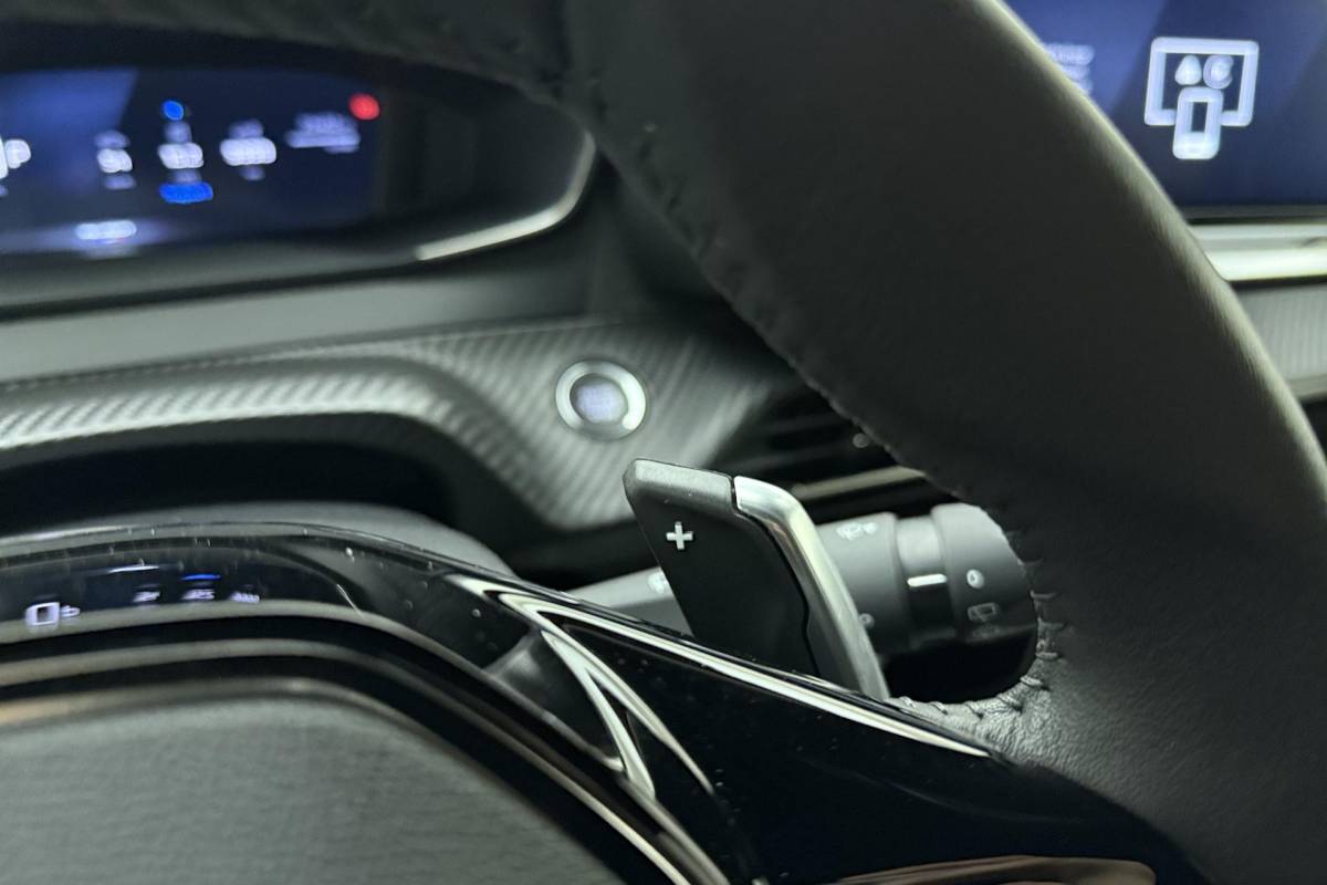 Peugeot 2008 Peugeot 2008 1.2 Hybrid 136 Allure | Achteruitrijcamera | Cruise control | keyless entry | Navigatie | Extra getint |