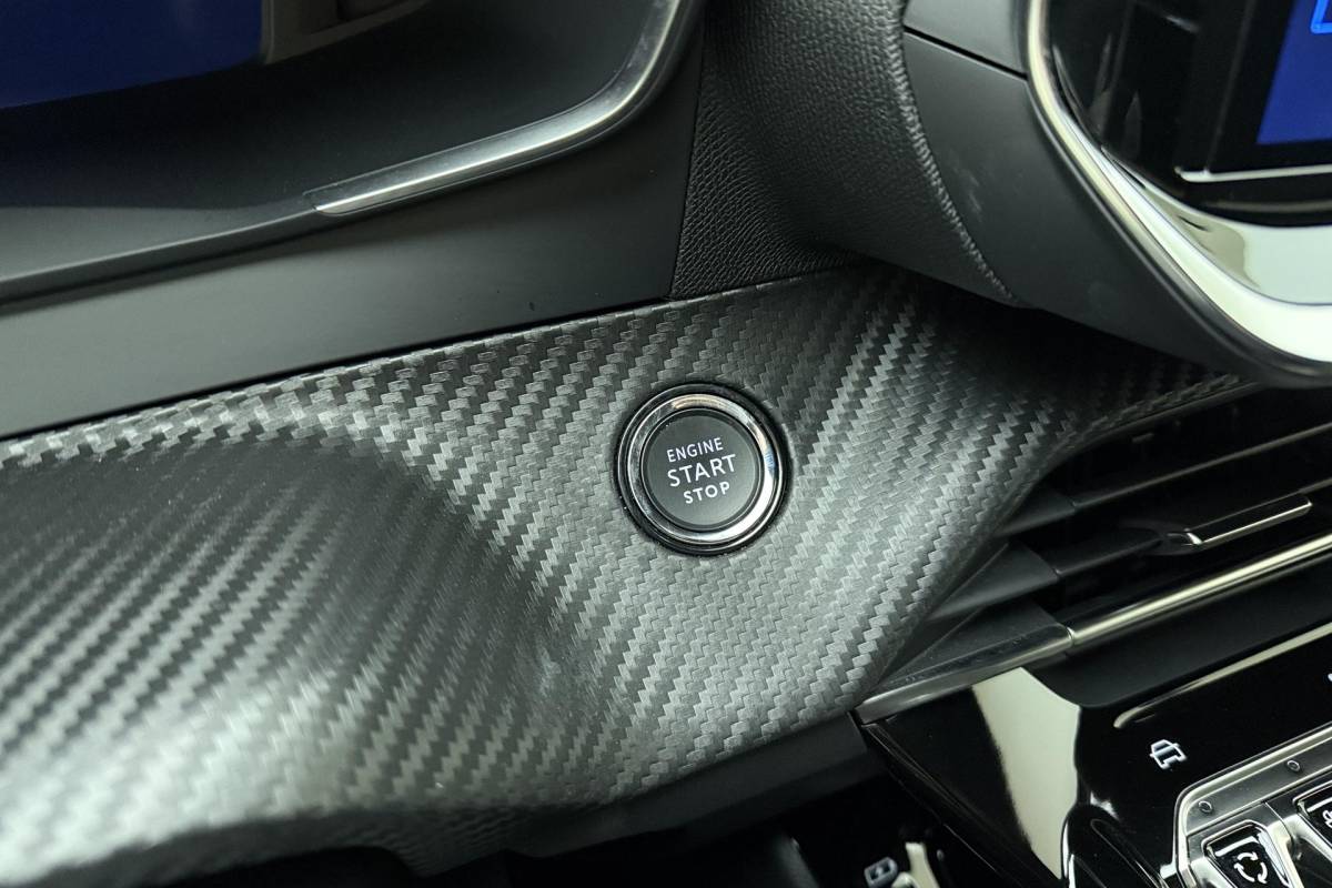 Peugeot 2008 Peugeot 2008 1.2 Hybrid 136 Allure | Achteruitrijcamera | Cruise control | keyless entry | Navigatie | Extra getint |