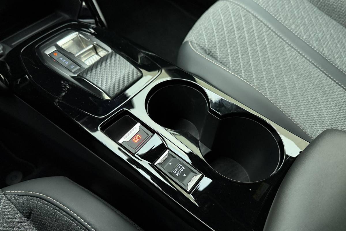 Peugeot 2008 Peugeot 2008 1.2 Hybrid 136 Allure | Achteruitrijcamera | Cruise control | keyless entry | Navigatie | Extra getint |