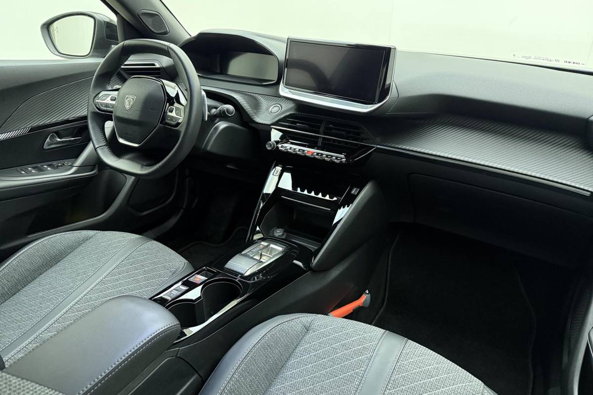 Peugeot 2008 Peugeot 2008 1.2 Hybrid 136 Allure | Achteruitrijcamera | Cruise control | keyless entry | Navigatie | Extra getint |