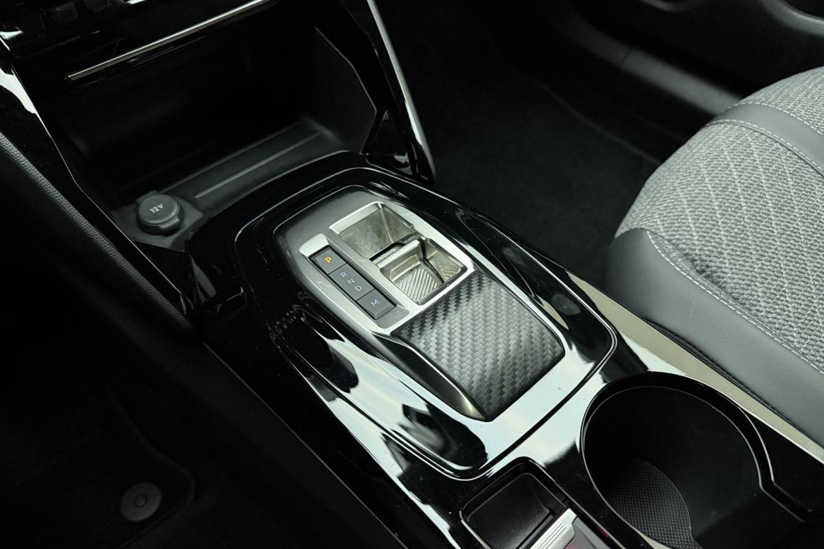 Peugeot 2008 Peugeot 2008 1.2 Hybrid 136 Allure | Achteruitrijcamera | Cruise control | keyless entry | Navigatie | Extra getint |