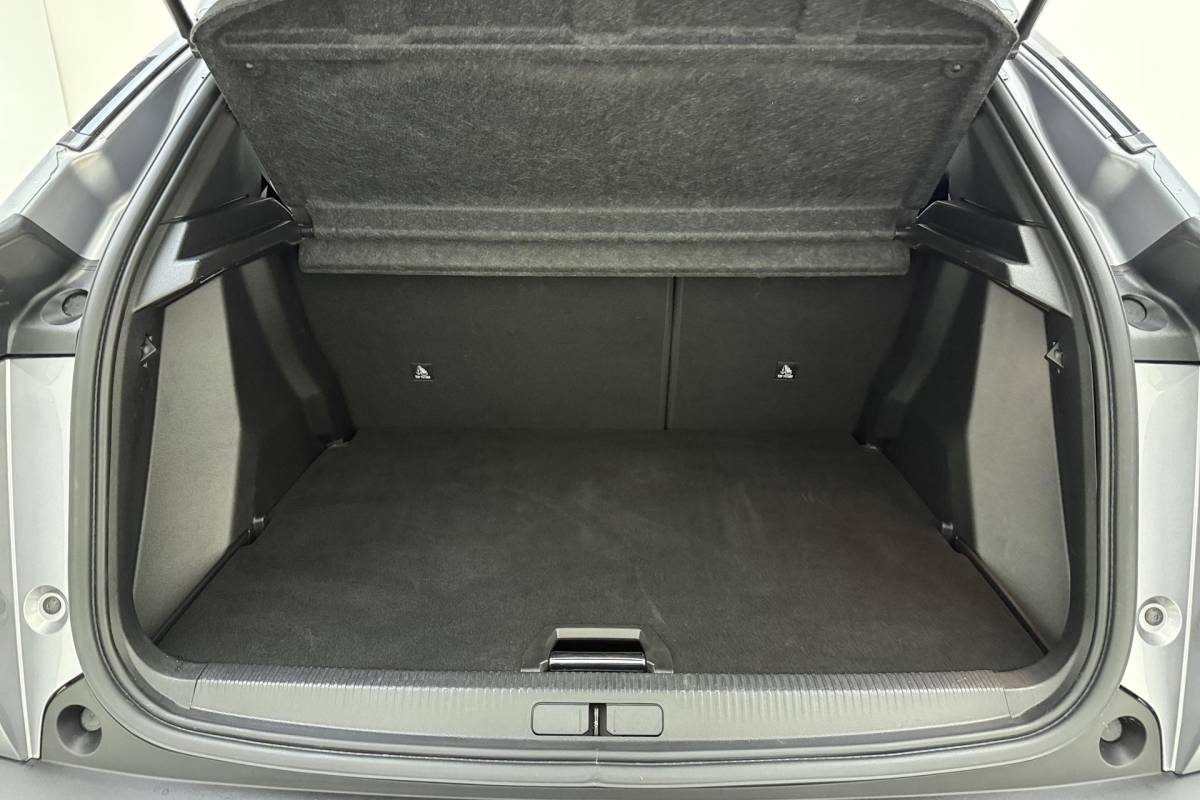 Peugeot 2008 Peugeot 2008 1.2 Hybrid 136 Allure | Achteruitrijcamera | Cruise control | keyless entry | Navigatie | Extra getint |