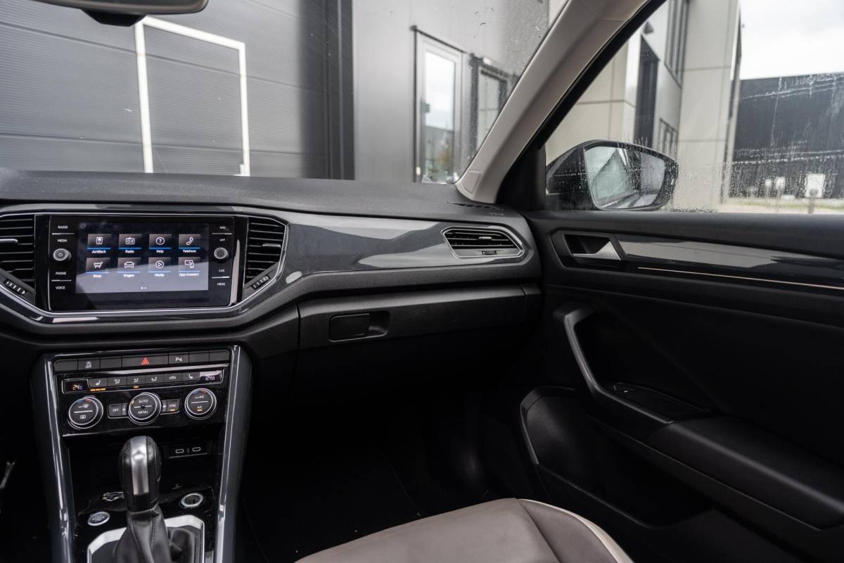 Volkswagen T-Roc Volkswagen T-Roc 1.5 TSI Sport Leder|Camera|Carplay|Pano|VOL