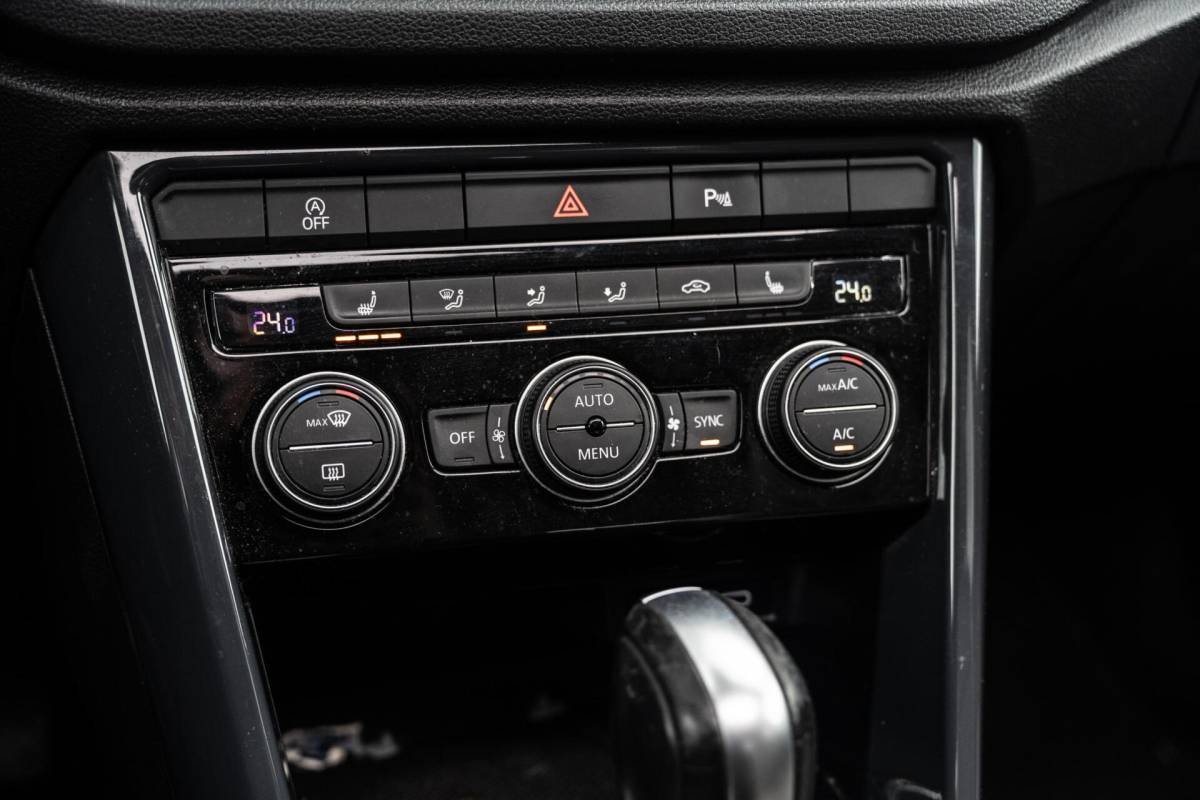 Volkswagen T-Roc Volkswagen T-Roc 1.5 TSI Sport Leder|Camera|Carplay|Pano|VOL