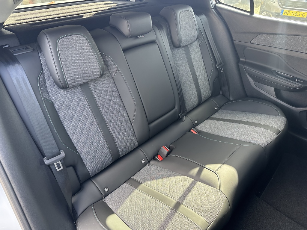 Peugeot 408 Peugeot 408 1.2 Hybid 136PK Allure