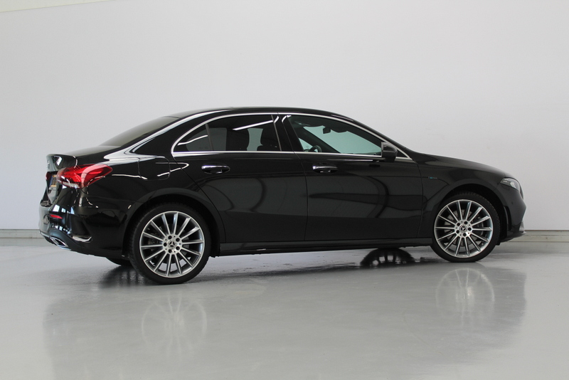 Mercedes-Benz A-Klasse Mercedes-Benz A-klasse 250 e Premium Plus AMG-Line | RIJKLAAR | PANORAMADAK | 360GR CAMERA | LEER/ALCANTARA