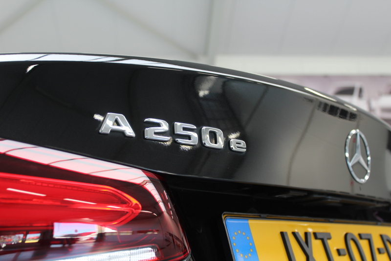 Mercedes-Benz A-Klasse Mercedes-Benz A-klasse 250 e Premium Plus AMG-Line | RIJKLAAR | PANORAMADAK | 360GR CAMERA | LEER/ALCANTARA