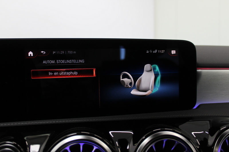 Mercedes-Benz A-Klasse Mercedes-Benz A-klasse 250 e Premium Plus AMG-Line | RIJKLAAR | PANORAMADAK | 360GR CAMERA | LEER/ALCANTARA