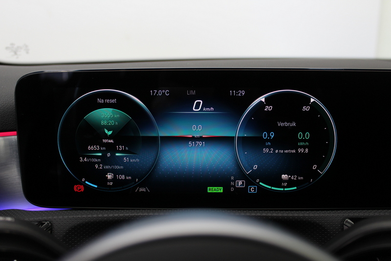 Mercedes-Benz A-Klasse Mercedes-Benz A-klasse 250 e Premium Plus AMG-Line | RIJKLAAR | PANORAMADAK | 360GR CAMERA | LEER/ALCANTARA