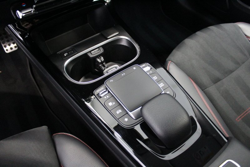 Mercedes-Benz A-Klasse Mercedes-Benz A-klasse 250 e AMG Line 161PK, RIJKLAAR | PLUG-IN HYBRIDE |  AUTOMAAT | ELEC-ACHTERKLEP | ALCANTARA/LEER