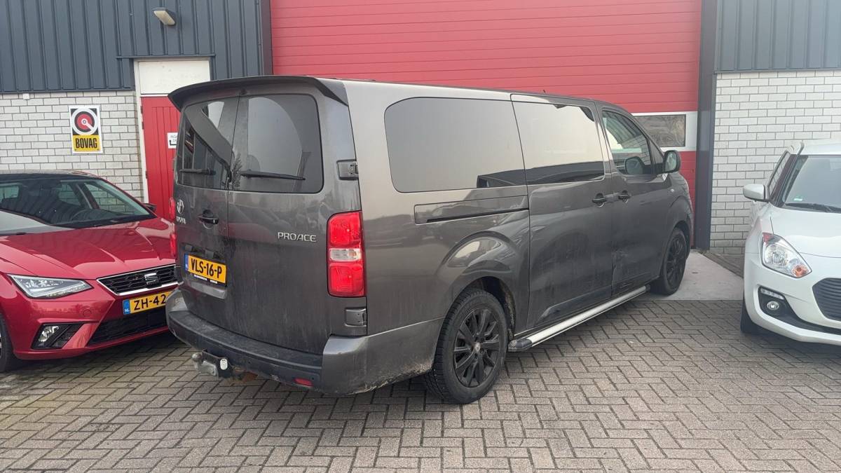 Toyota ProAce Toyota PROACE Worker 2.0 D-4D Black Line Long DC 5 PERS / AUTOMAAT / NWE D-RIEM / LEDER /STOELVERW / CARPLAY / CAMERA / TREKHAAK / NL-AUTO