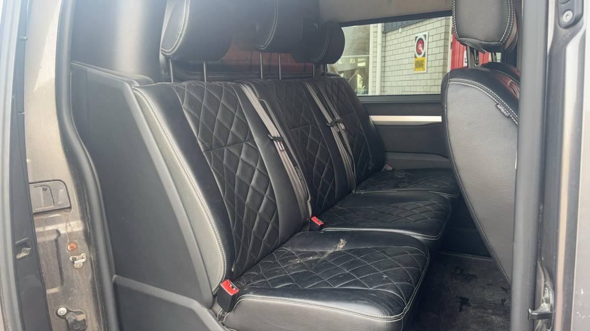 Toyota ProAce Toyota PROACE Worker 2.0 D-4D Black Line Long DC 5 PERS / AUTOMAAT / NWE D-RIEM / LEDER /STOELVERW / CARPLAY / CAMERA / TREKHAAK / NL-AUTO