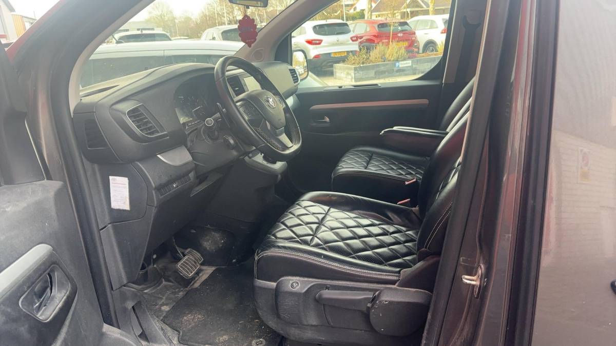 Toyota ProAce Toyota PROACE Worker 2.0 D-4D Black Line Long DC 5 PERS / AUTOMAAT / NWE D-RIEM / LEDER /STOELVERW / CARPLAY / CAMERA / TREKHAAK / NL-AUTO