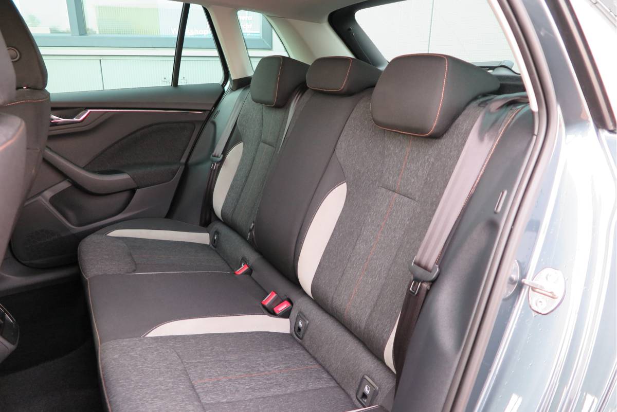 Škoda Kamiq ŠKODA Kamiq 1.0 TSI 110pk Style PDC ,LMV,Trekhaak,Stoelverwarming,Cruisecontrol,Achteruitrijcamera, Carplay, Stuurwiel multifunctioneel, Navigatie(via carplay) etc.