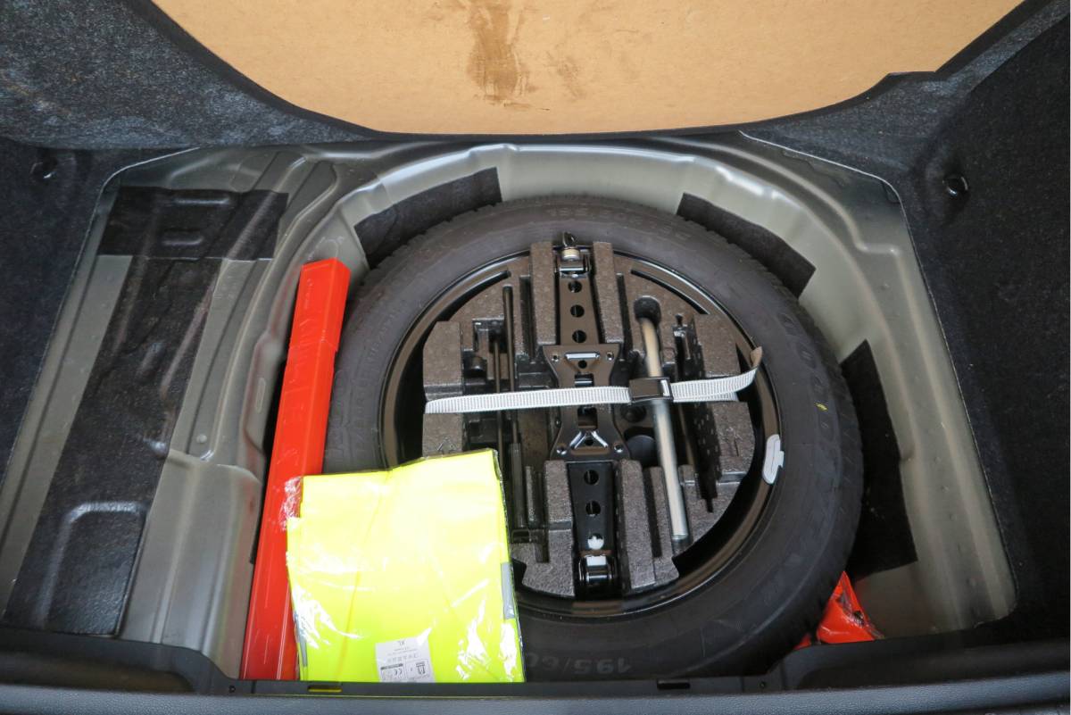 Škoda Kamiq ŠKODA Kamiq 1.0 TSI 110pk Style PDC ,LMV,Trekhaak,Stoelverwarming,Cruisecontrol,Achteruitrijcamera, Carplay, Stuurwiel multifunctioneel, Navigatie(via carplay) etc.