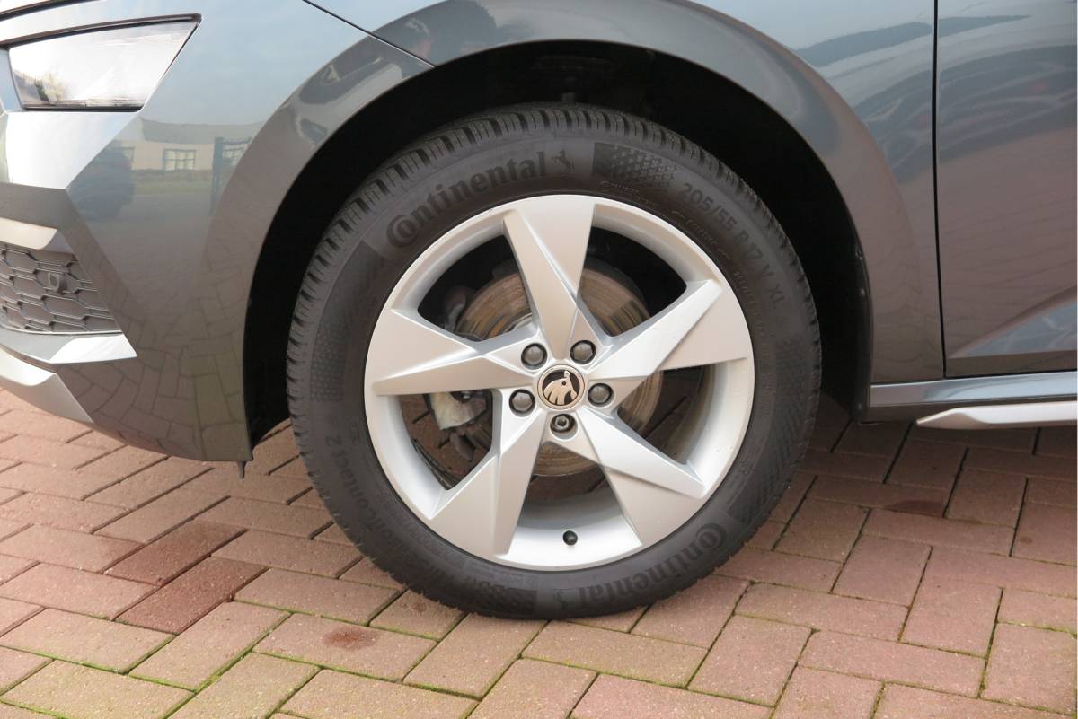 Škoda Kamiq ŠKODA Kamiq 1.0 TSI 110pk Style PDC ,LMV,Trekhaak,Stoelverwarming,Cruisecontrol,Achteruitrijcamera, Carplay, Stuurwiel multifunctioneel, Navigatie(via carplay) etc.