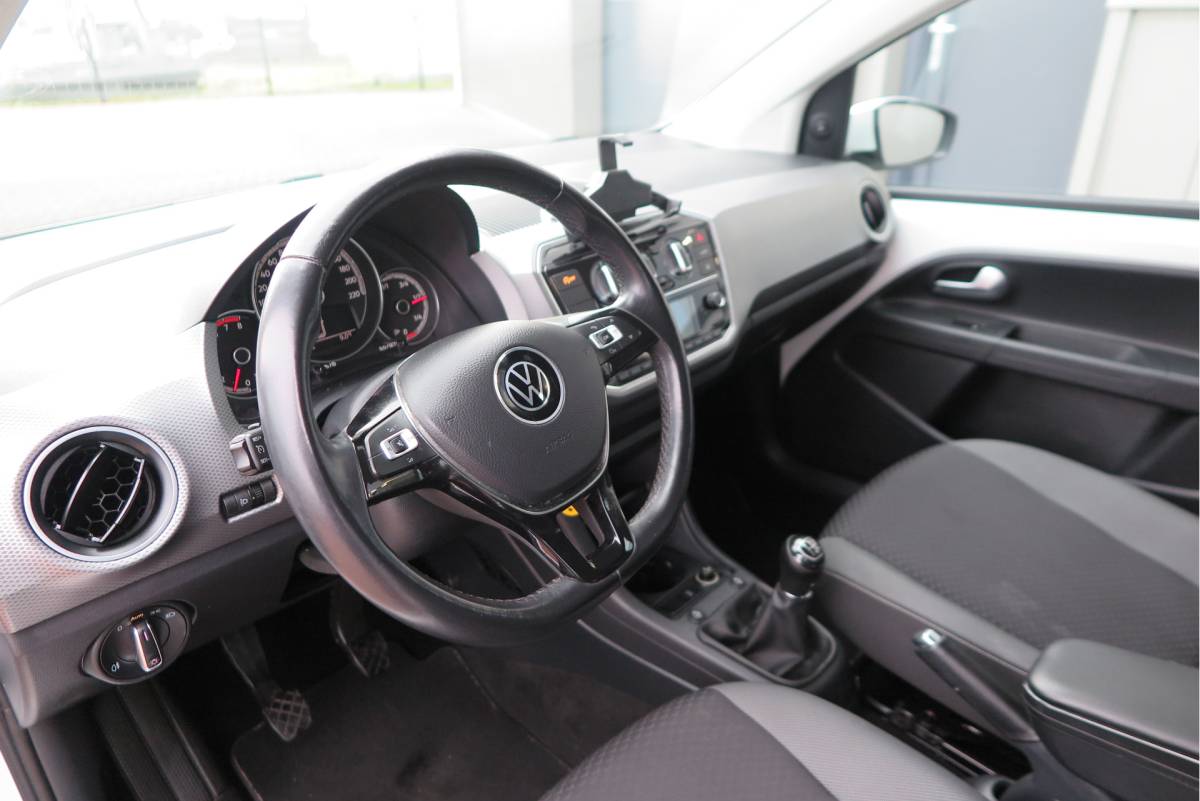 Volkswagen up! Volkswagen Up! 1.0 49kw 66pk Active Cruisecontrol , Stoelverwarming , Navi via App, Achteruitrijcamera , Parkeersensoren , DAB+ radio , Multifunctioneel stuurwiel.etc.