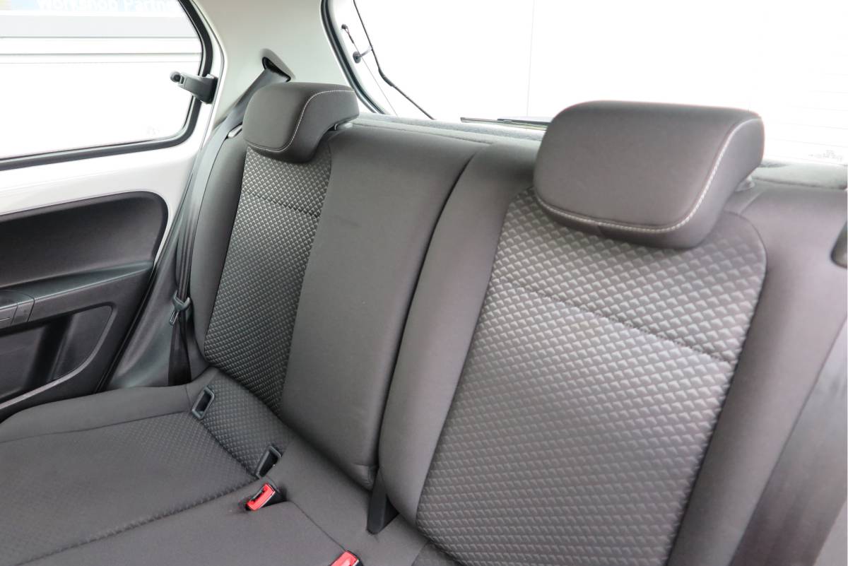 Volkswagen up! Volkswagen Up! 1.0 49kw 66pk Active Cruisecontrol , Stoelverwarming , Navi via App, Achteruitrijcamera , Parkeersensoren , DAB+ radio , Multifunctioneel stuurwiel.etc.