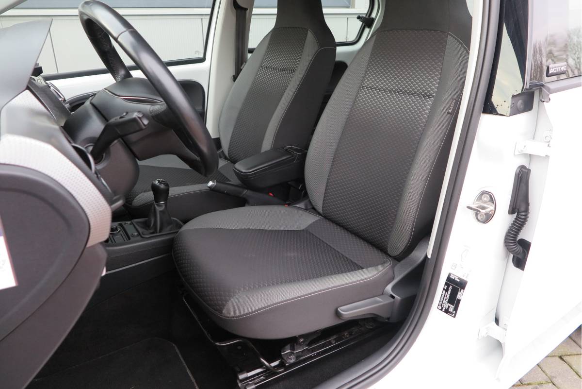 Volkswagen up! Volkswagen Up! 1.0 49kw 66pk Active Cruisecontrol , Stoelverwarming , Navi via App, Achteruitrijcamera , Parkeersensoren , DAB+ radio , Multifunctioneel stuurwiel.etc.