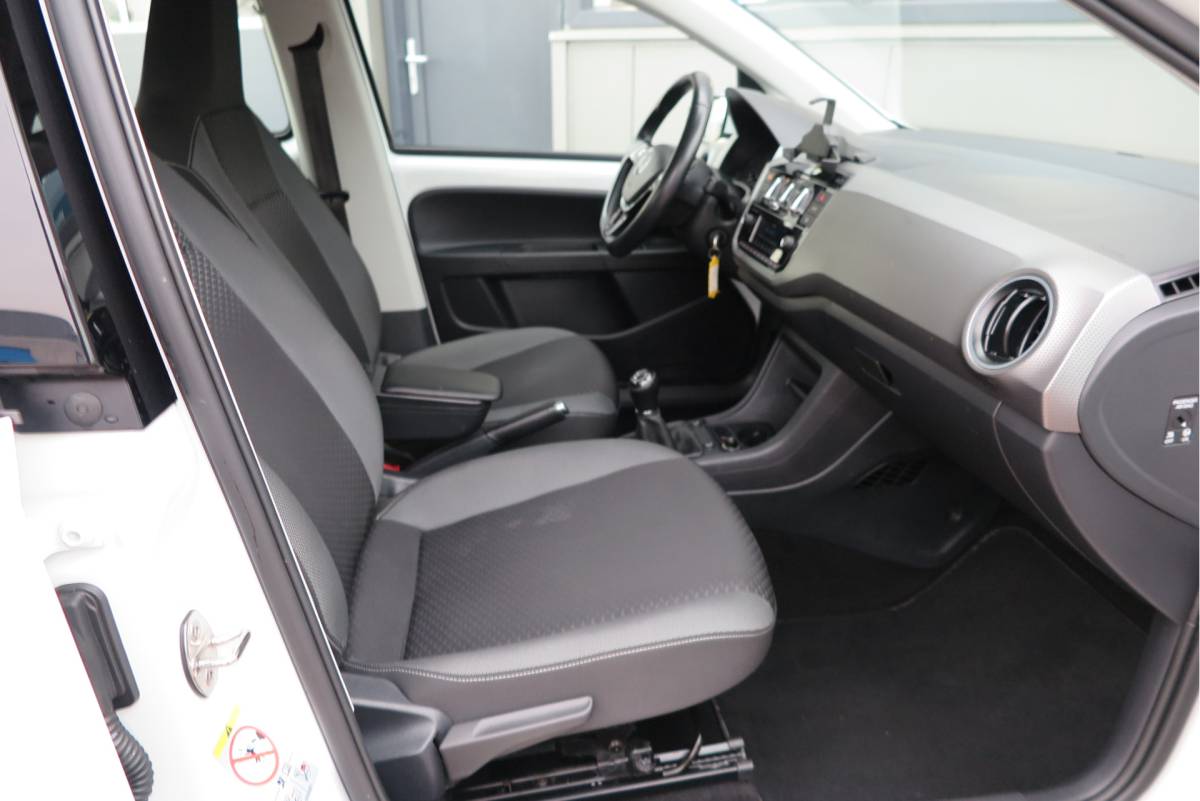 Volkswagen up! Volkswagen Up! 1.0 49kw 66pk Active Cruisecontrol , Stoelverwarming , Navi via App, Achteruitrijcamera , Parkeersensoren , DAB+ radio , Multifunctioneel stuurwiel.etc.