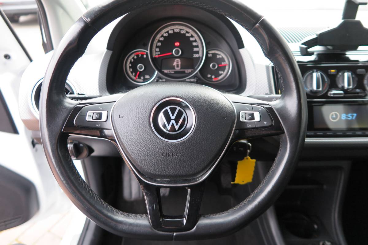 Volkswagen up! Volkswagen Up! 1.0 49kw 66pk Active Cruisecontrol , Stoelverwarming , Navi via App, Achteruitrijcamera , Parkeersensoren , DAB+ radio , Multifunctioneel stuurwiel.etc.