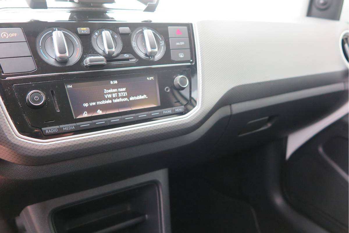 Volkswagen up! Volkswagen Up! 1.0 49kw 66pk Active Cruisecontrol , Stoelverwarming , Navi via App, Achteruitrijcamera , Parkeersensoren , DAB+ radio , Multifunctioneel stuurwiel.etc.