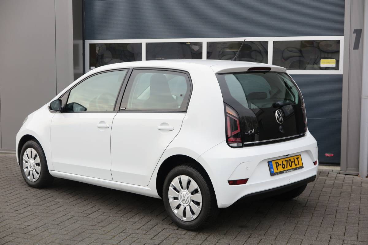Volkswagen up! Volkswagen Up! 1.0 49kw 66pk Active Cruisecontrol , Stoelverwarming , Navi via App, Achteruitrijcamera , Parkeersensoren , DAB+ radio , Multifunctioneel stuurwiel.etc.