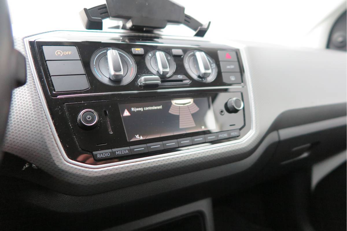 Volkswagen up! Volkswagen Up! 1.0 49kw 66pk Active Cruisecontrol , Stoelverwarming , Navi via App, Achteruitrijcamera , Parkeersensoren , DAB+ radio , Multifunctioneel stuurwiel.etc.