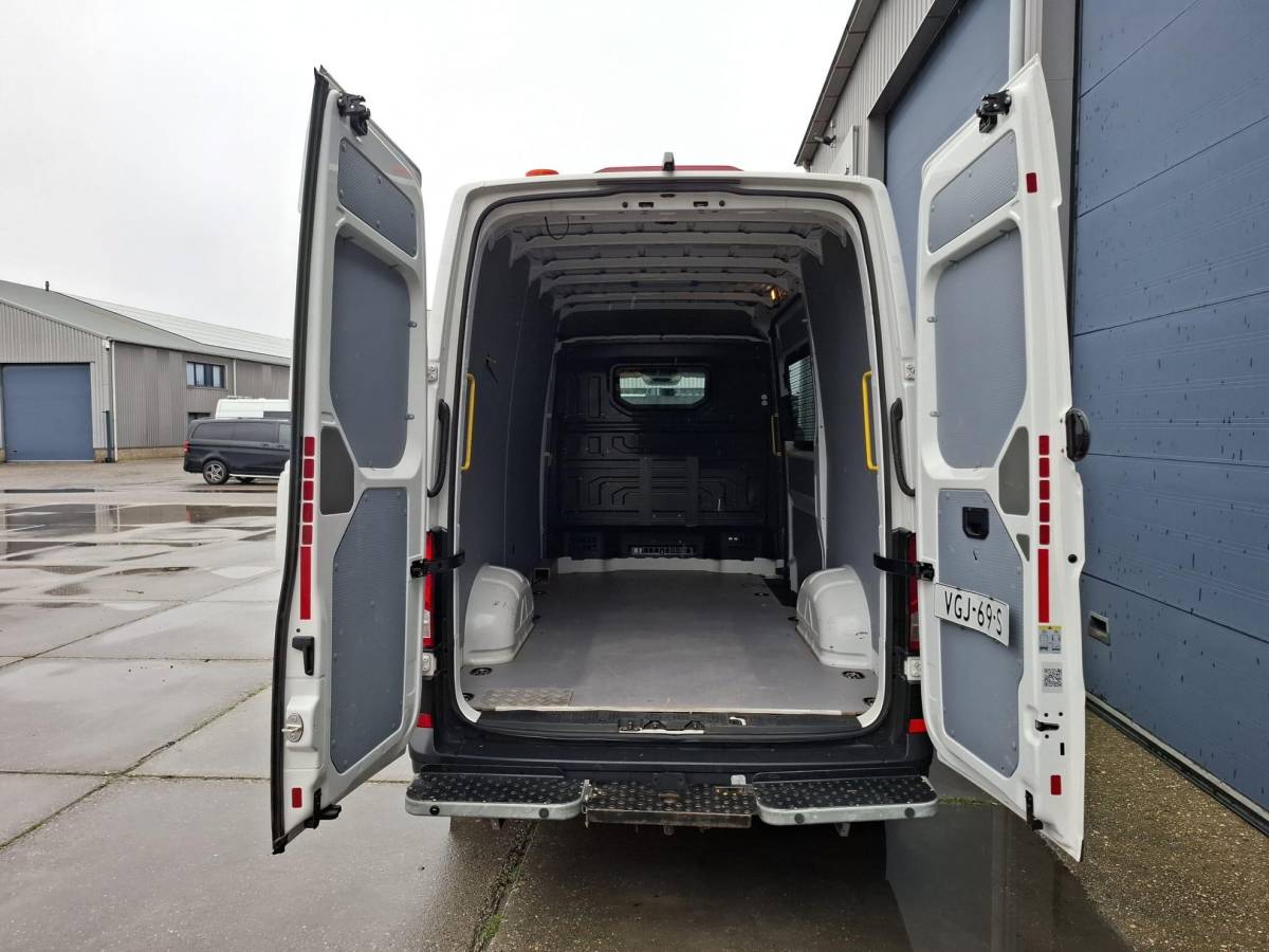 Volkswagen Crafter Volkswagen Crafter 35 2.0 TDI L3H3 Highline AUTOMAAT / STANDKACHEL / TREKHAAK / CARPLAY / NAVI