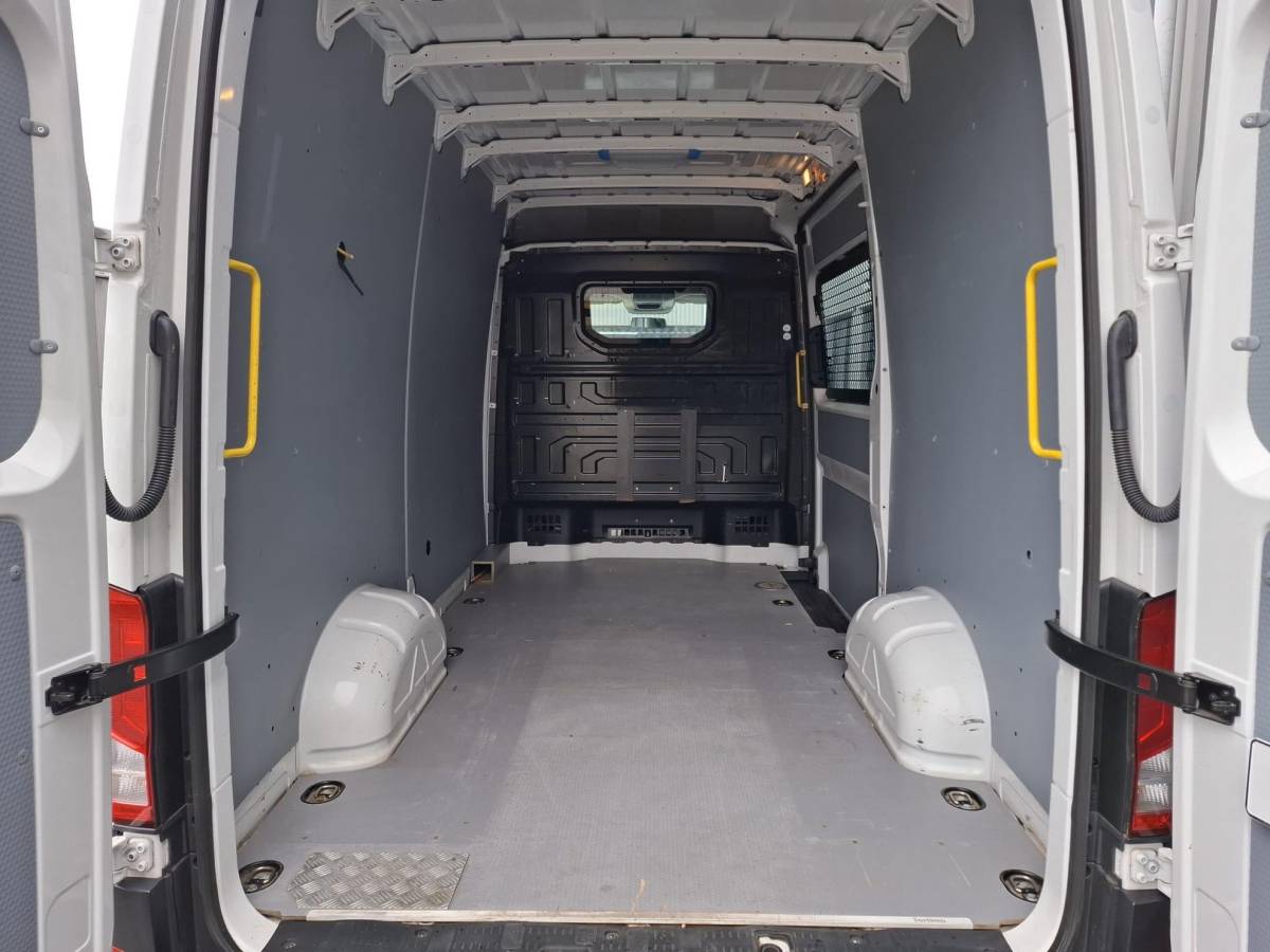 Volkswagen Crafter Volkswagen Crafter 35 2.0 TDI L3H3 Highline AUTOMAAT / STANDKACHEL / TREKHAAK / CARPLAY / NAVI