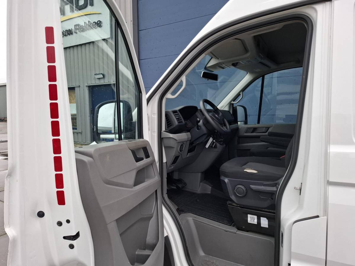 Volkswagen Crafter Volkswagen Crafter 35 2.0 TDI L3H3 Highline AUTOMAAT / STANDKACHEL / TREKHAAK / CARPLAY / NAVI