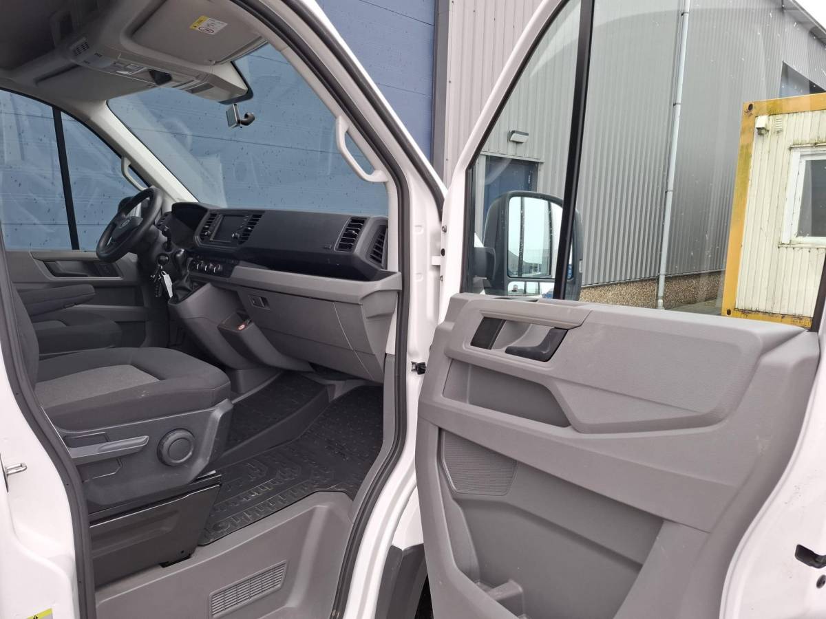 Volkswagen Crafter Volkswagen Crafter 35 2.0 TDI L3H3 Highline AUTOMAAT / STANDKACHEL / TREKHAAK / CARPLAY / NAVI