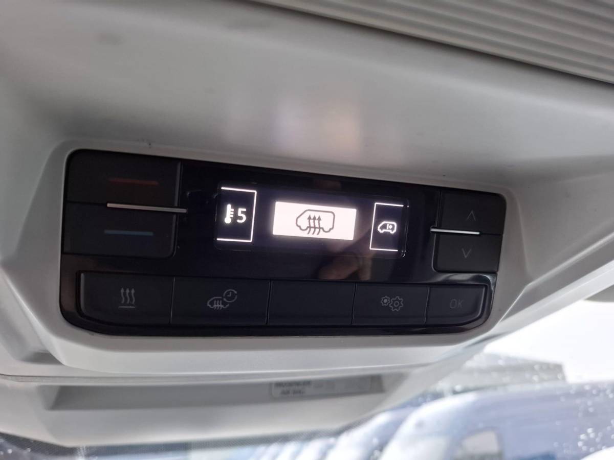 Volkswagen Crafter Volkswagen Crafter 35 2.0 TDI L3H3 Highline AUTOMAAT / STANDKACHEL / TREKHAAK / CARPLAY / NAVI