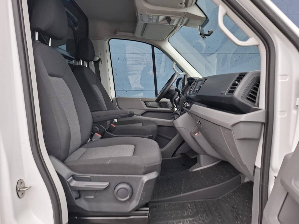 Volkswagen Crafter Volkswagen Crafter 35 2.0 TDI L3H3 Highline AUTOMAAT / STANDKACHEL / TREKHAAK / CARPLAY / NAVI