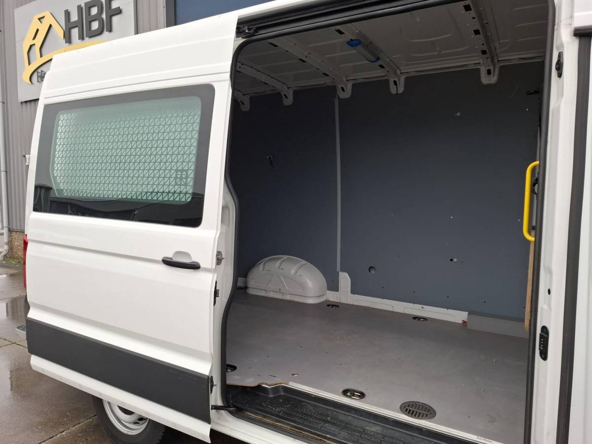 Volkswagen Crafter Volkswagen Crafter 35 2.0 TDI L3H3 Highline AUTOMAAT / STANDKACHEL / TREKHAAK / CARPLAY / NAVI