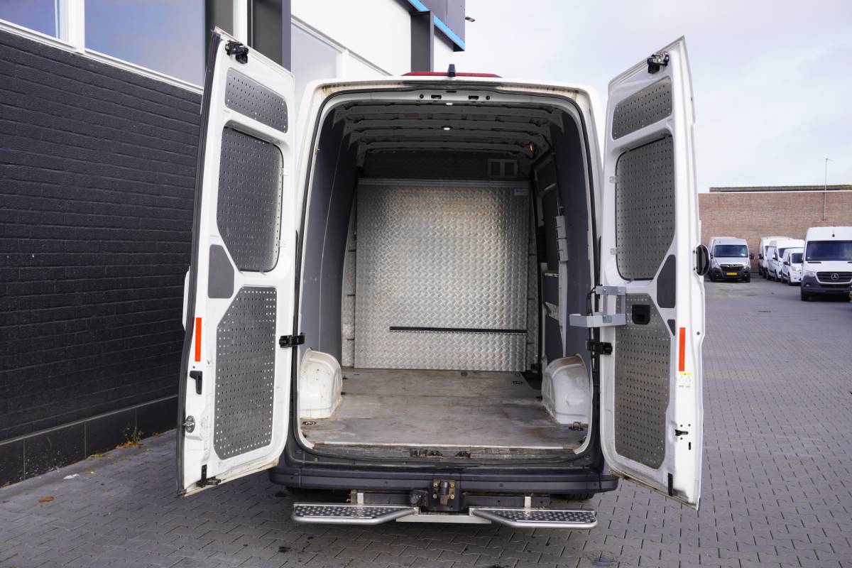 Volkswagen Crafter Volkswagen Crafter 2.0 TDI L3H3 EURO 6 – Airco – Cruise – Trekhaak – Camera – € 17.900,- Excl.