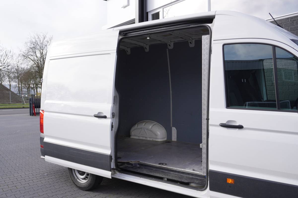 Volkswagen Crafter Volkswagen Crafter 2.0 TDI L3H3 EURO 6 – Airco – Cruise – Trekhaak – Camera – € 17.900,- Excl.