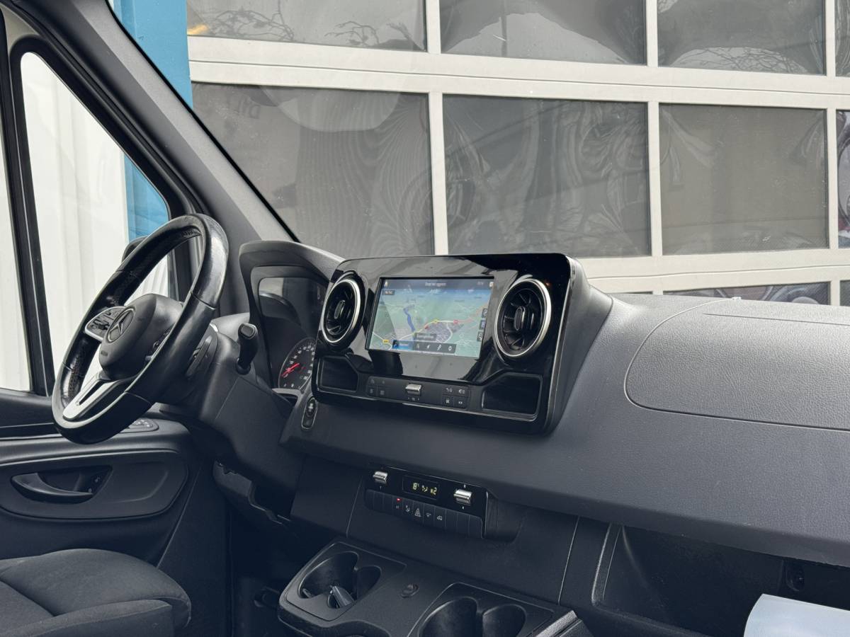 Mercedes-Benz Sprinter Mercedes-Benz Sprinter 319 3.0 CDI L2H2 LED / D-schuifdeur / Navi / 6-Cilinder / Unieke inbouw / Camera / Carplay / DAB / En nog veel meer!
