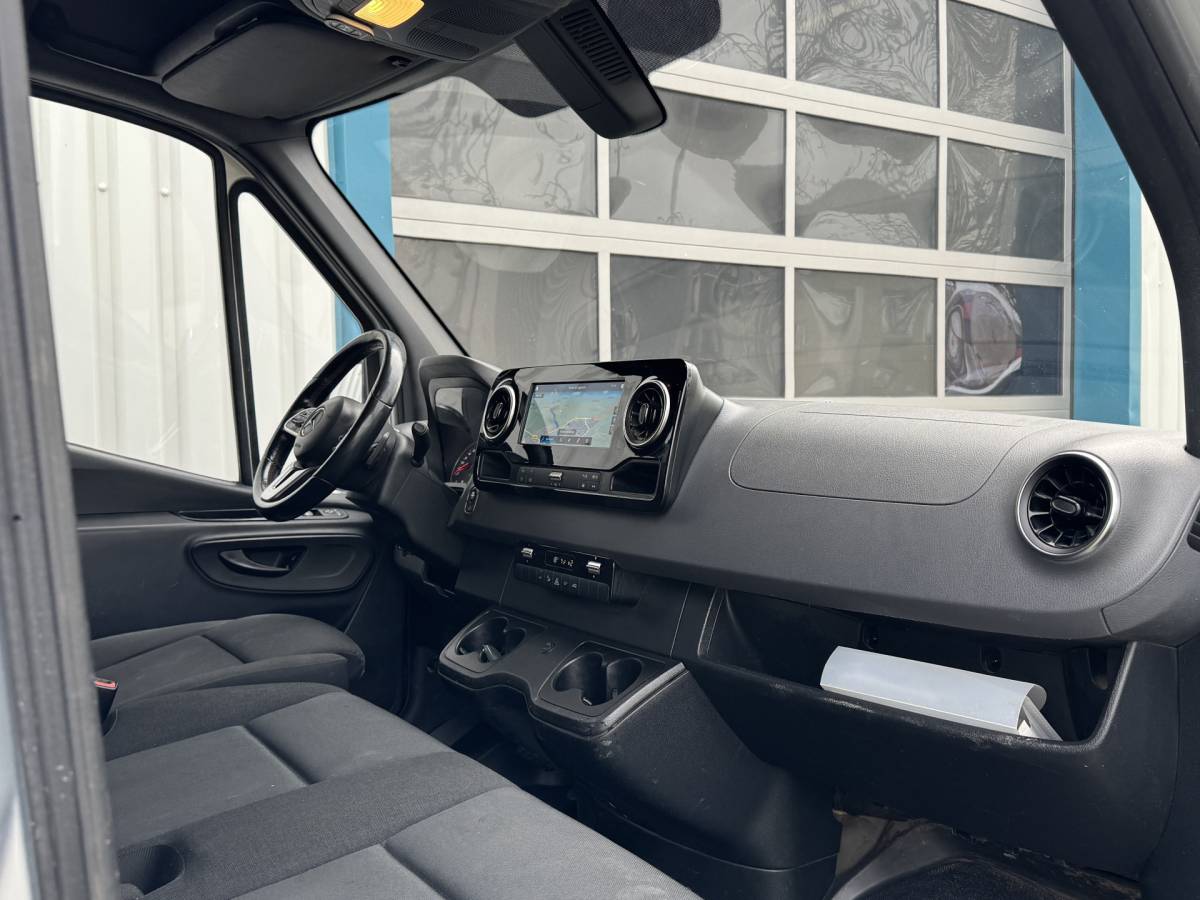 Mercedes-Benz Sprinter Mercedes-Benz Sprinter 319 3.0 CDI L2H2 LED / D-schuifdeur / Navi / 6-Cilinder / Unieke inbouw / Camera / Carplay / DAB / En nog veel meer!