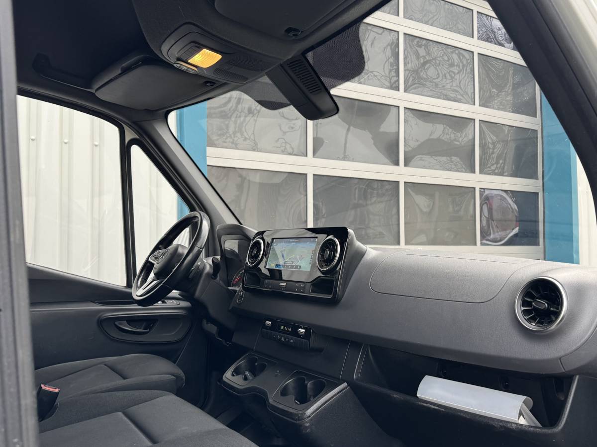 Mercedes-Benz Sprinter Mercedes-Benz Sprinter 319 3.0 CDI L2H2 LED / D-schuifdeur / Navi / 6-Cilinder / Unieke inbouw / Camera / Carplay / DAB / En nog veel meer!
