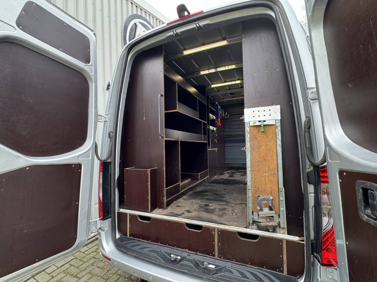 Mercedes-Benz Sprinter Mercedes-Benz Sprinter 319 3.0 CDI L2H2 LED / D-schuifdeur / Navi / 6-Cilinder / Unieke inbouw / Camera / Carplay / DAB / En nog veel meer!
