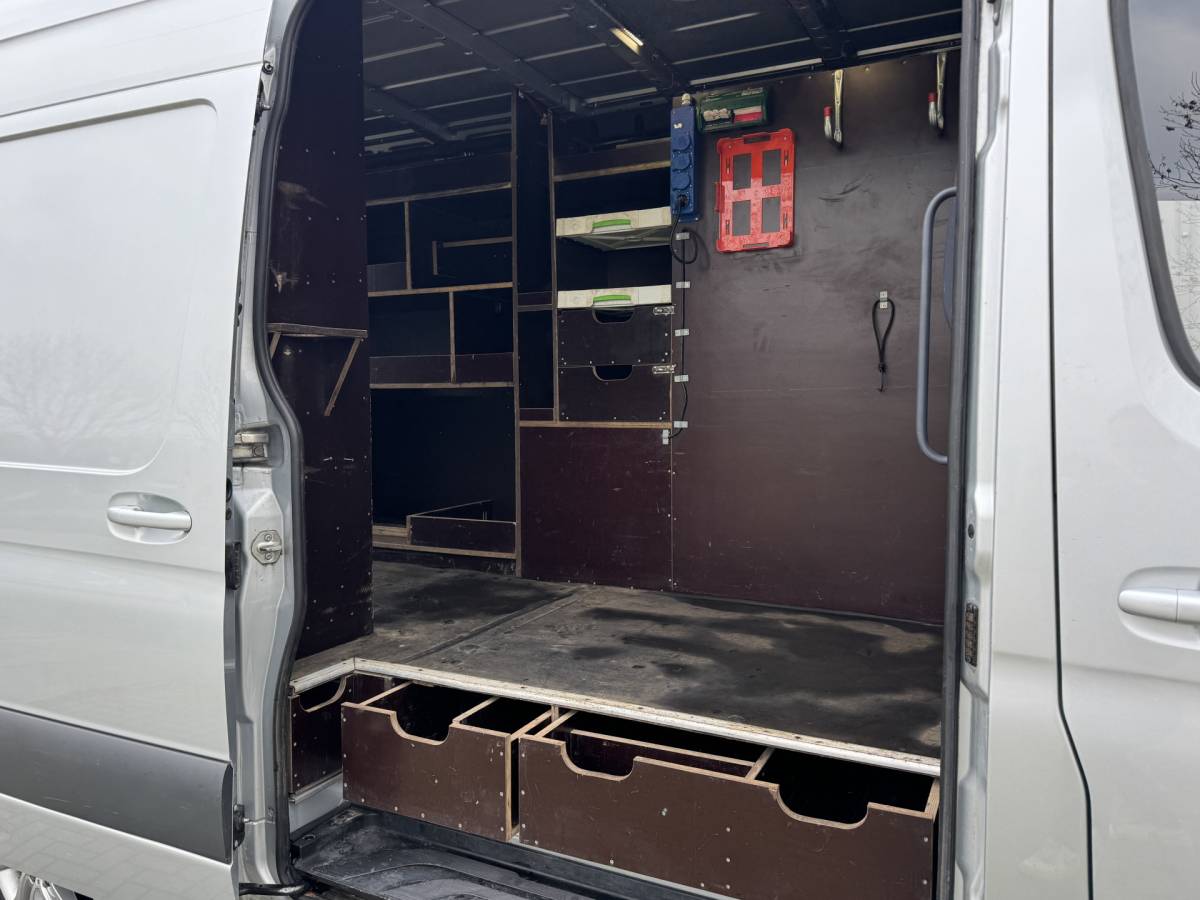 Mercedes-Benz Sprinter Mercedes-Benz Sprinter 319 3.0 CDI L2H2 LED / D-schuifdeur / Navi / 6-Cilinder / Unieke inbouw / Camera / Carplay / DAB / En nog veel meer!