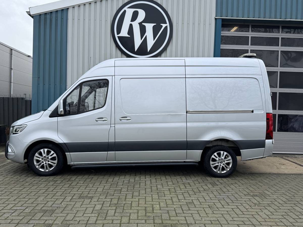 Mercedes-Benz Sprinter Mercedes-Benz Sprinter 319 3.0 CDI L2H2 LED / D-schuifdeur / Navi / 6-Cilinder / Unieke inbouw / Camera / Carplay / DAB / En nog veel meer!